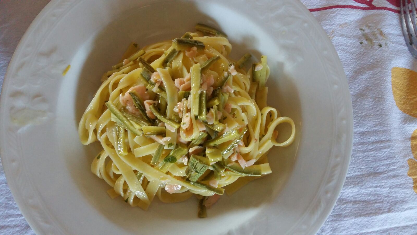 TAGLIATELLE SALMONE, LIMONE E ZUCCHINE CROCCANTI