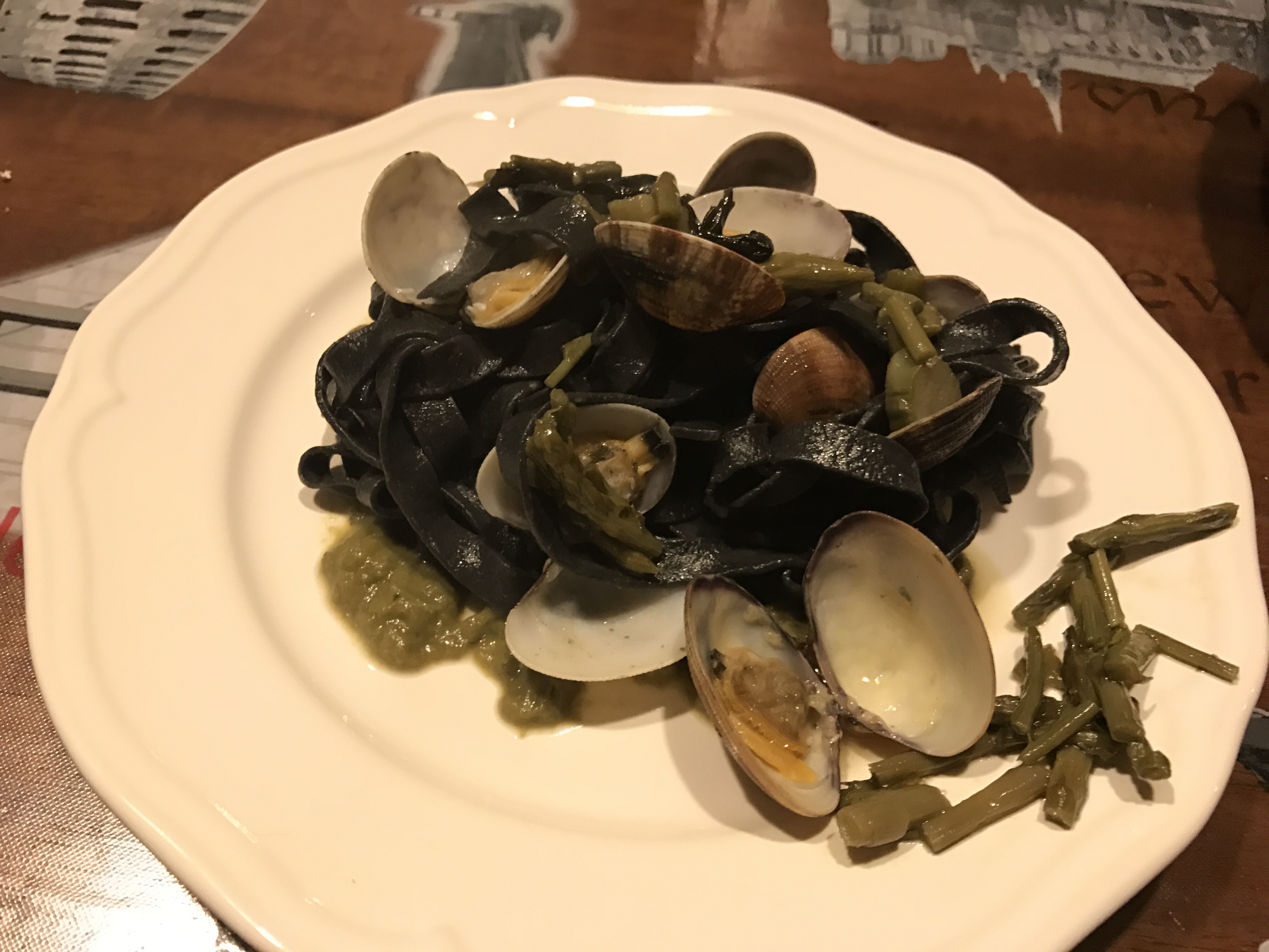 tagliatelle al nero di seppia con vongole e asparagi