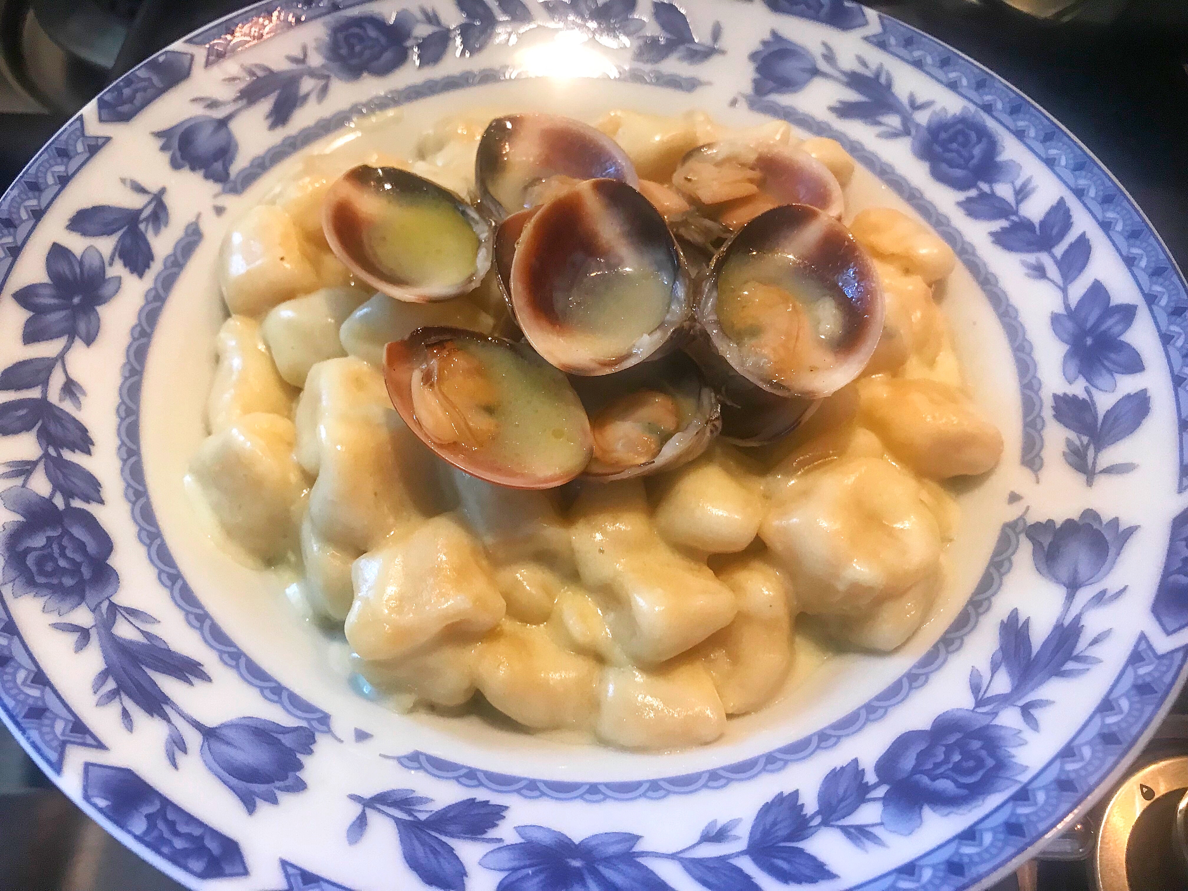 Gnocchi al Salmone con Vongole, Asparagi e Gorgonzola.