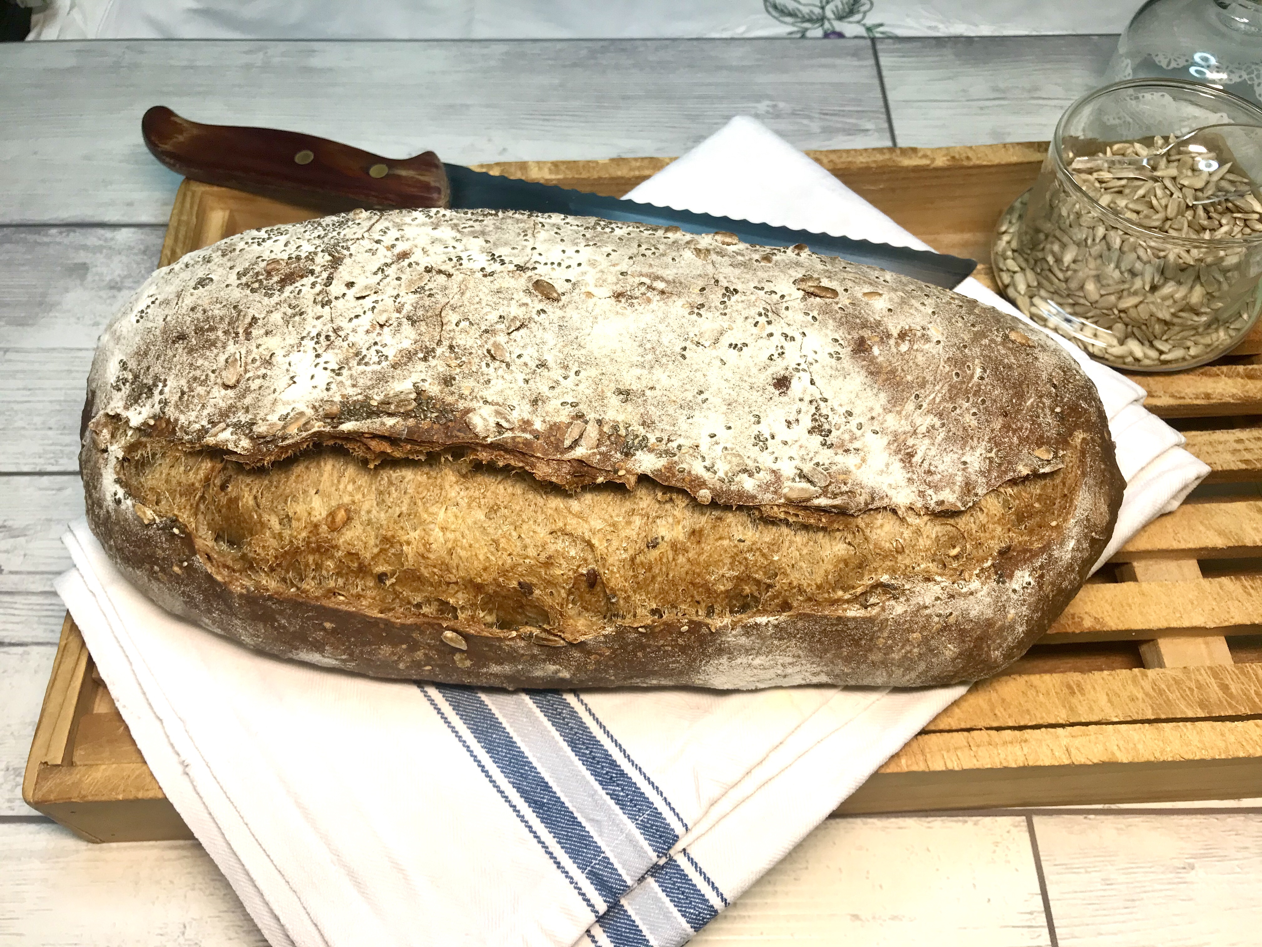 pane nero e semi vari con lievito madre e acqua fermentata